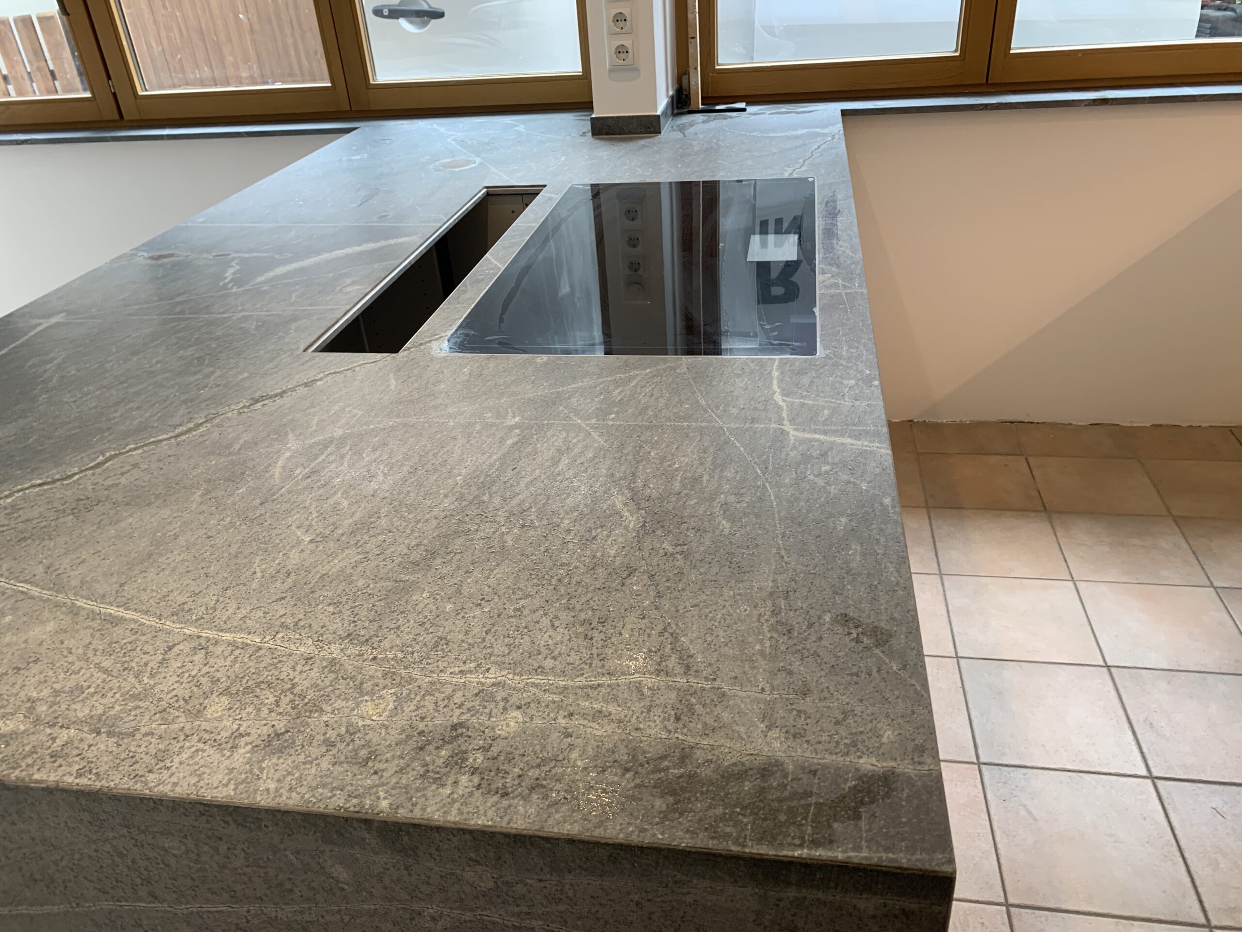Großformatige Kücheninsel aus Atlantic Stone oder Quarzit